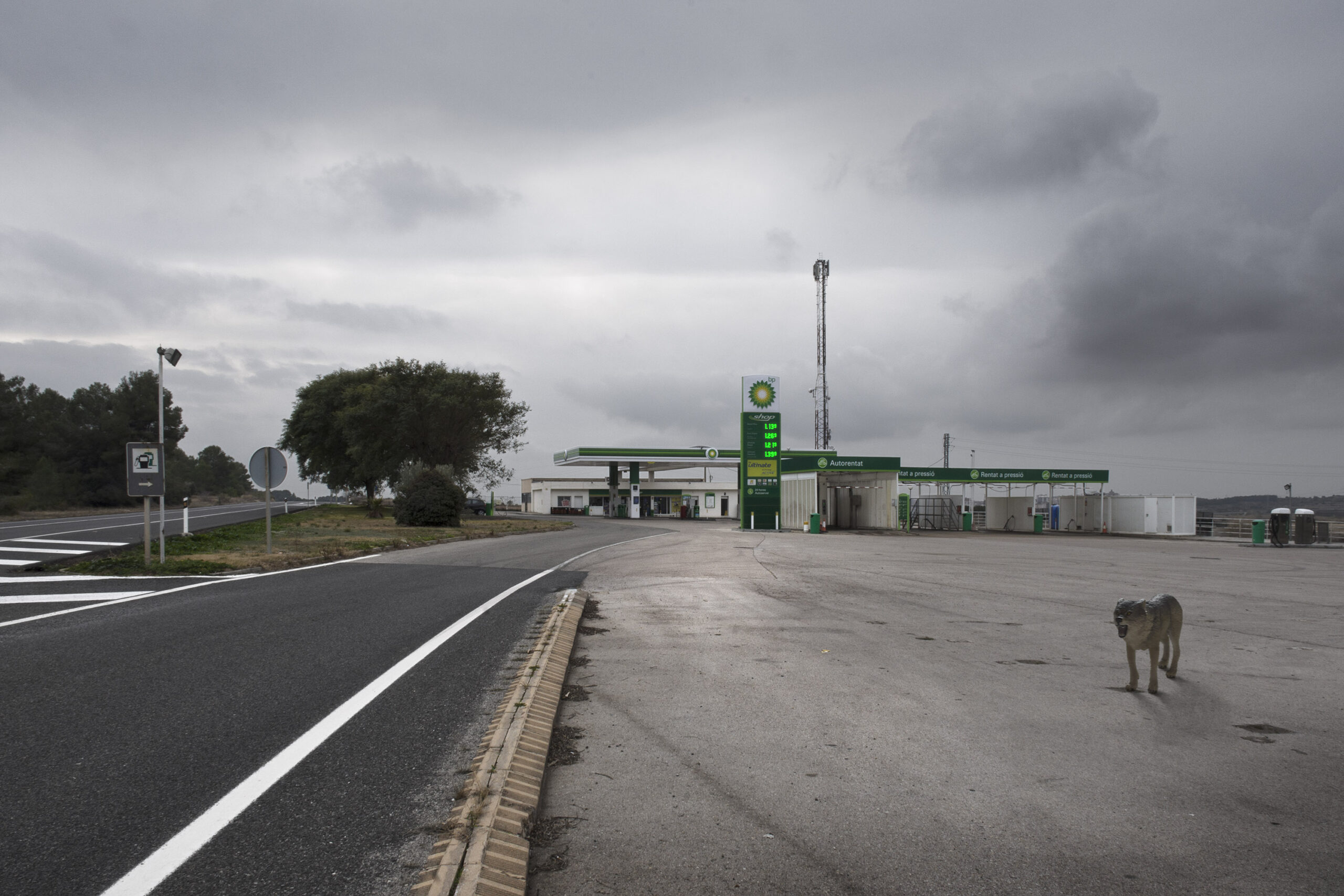 In-Between-Ness: un llindar de poca memòria i horitzó breu
